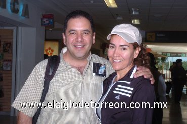 22042008
Adrián Hernández partió a Checoslovaquia, le deseó feliz viaje su esposa María Elba de Hernández.