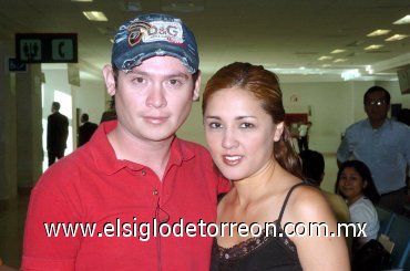 23042008
Ricardo Torres viajó a Guadalajara y lo despidió Cinthia López.