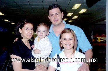 25042008
Norberto Valdés viajó a la Ciudad de México y lo despidieron Mary Carmen de Valdés y el pequeño Norberto Jr.