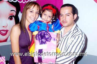 16042008
Danna Sofía Morales Fraire, fue festejada con una alegre piñata por sus papás Manuel Morales y Dulce Maribel Fraire de Morales.