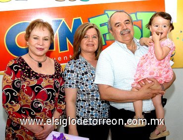 17042008
Valeria con sus abuelitos Adriana Castro de Silos, Mily de Calderón y Óscar Calderón Sánchez, que la felicitaron y llevaron lindos regalos.