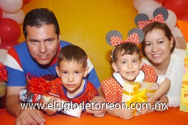 20042008
Los gemelitos Jorge Iván y Georgette Marín Tenorio cumplieron tres años de vida, motivo por el cual sus papás Jorge Alberto Marín e Ivonne Tenorio, les organizaron una fiesta