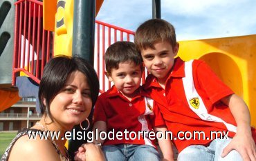 21042008
Rodrigo de la Garza Méndez, en su fiesta de tres años acompañado de su mamá Ana Sofía Méndez de De la Garza y su hermano César Emiliano.