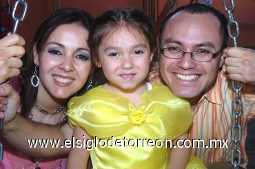 22042008
La pequeña Ana Paola Méndez Rodríguez cumplió tres añitos, y sus papás Dalia Rodríguez Saucedo y Óscar Eduardo Méndez Gallarzo la festejaron con una divertida fiesta.