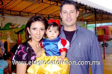 24042008
Con una fiesta celebraron el primer cumpleaños de Danna Paola Salas Sánchez, sus papás Jacobo Salas y Leticia Sánchez de Salas le organizaron una piñata