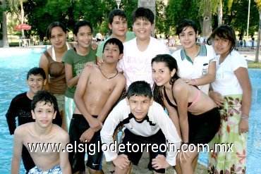 27042008
Rogelio Ramos Morales en su cumple, rodeado de sus amigos Sofy Mourey, Ale Vázquez, Gretel González, Victoria Rodríguez, Claudia Rodríguez, Fernanda Fernández, Miguel Garza, Guillermo Garza y Rodrigo Rivera.