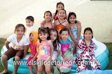 27042008
Susana, Sofía, Valeria, Karen, Jimena, Ixchel, Ana y Mary Fer, felicitaron a Karen  y Estefanía en su cumpleaños