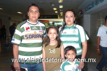 28042008
Rigoberto Encinas llegó de Guadalajara, fue recibido por su familia Rosario Espino y los niños José Eduardo y Rocío Encinas.