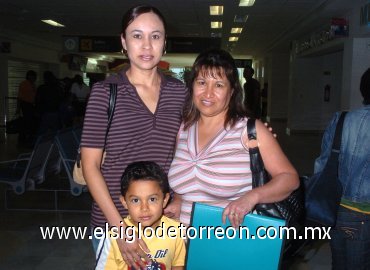 28042008
De Guadalajara, Jalisco llegó Ángeles Aguiñaga, la recibió Celia y el pequeño Julio César Aguiñaga.