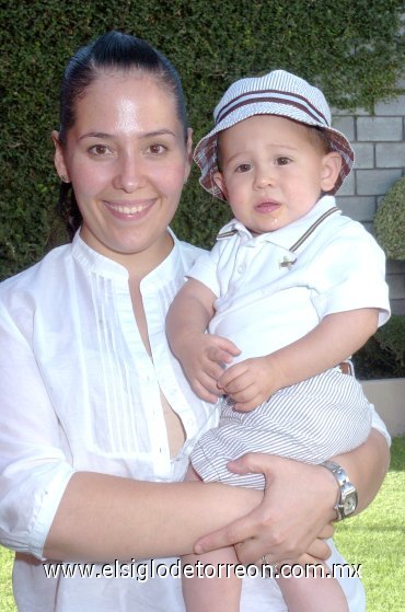 30042008
Bárbara Collier y el pequeño Adolfo Ávalos