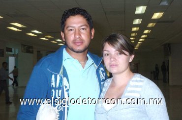 29042008
A Guadalajara voló Fernando Cabrera, lo despidió Katy Buchanan.