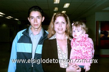 29042008

Óscar Daniel López viajó a la Ciudad de México, su familia Zaphir y Lizeth López lo despidieron.