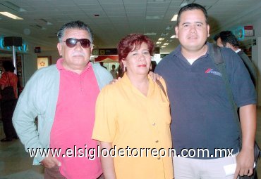 30042008
Álvaro Salcedo viajó a Los Cabos y lo despidieron Teresa Portillo y Carlos Salcedo