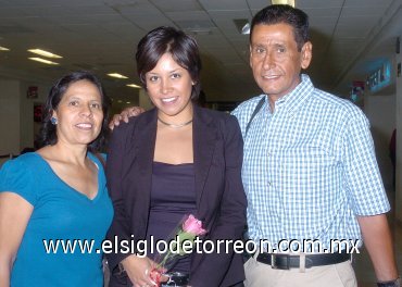 30042008
Brenda Flores llegó desde Alemania y fue recibida por Mary Simental y Gerardo Flores