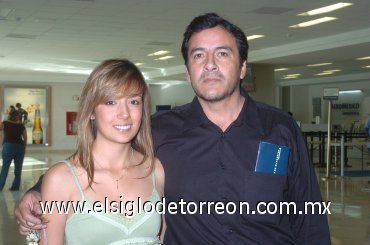 30042008
Roberto Díaz arribó a Torreón procedente de Guadalajara y lo recibió Alma Díaz de León