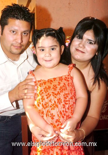 20042008
Dafne Paola acompañada de sus papás Héctor y Bibi Maldonado