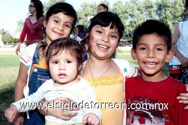 01052008
Karol Franco, Silvia Franco, Joselyn Fernández y Rafael Fernández