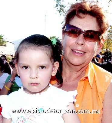 01052008
Sarah Aguilar Escalera y su abuelita Lupita O. de Mitre, en un festejo del Día del Niño