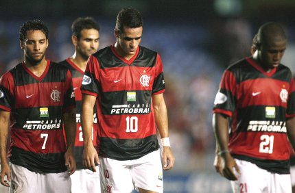 Jugadores del Flamengo de Brasil dejan la cancha tras quedar eliminados contra el América de México.