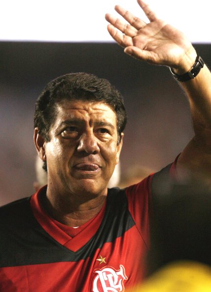 El entrenador del Flamengo de Río, Joel Santana, saluda a la gente mientras dirige su último juego con el equipo carioca.