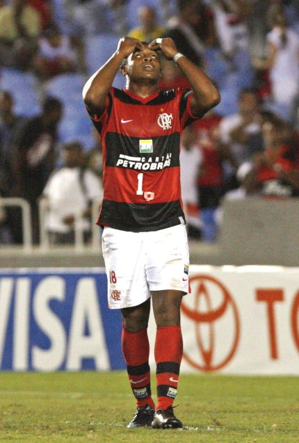 El delantero del equipo brasileño Flamengo, Obina lamenta un desperdicio contra el arco del América de Mexico durante el partido de vuelta de los octavos de final de la Copa Libertadores.