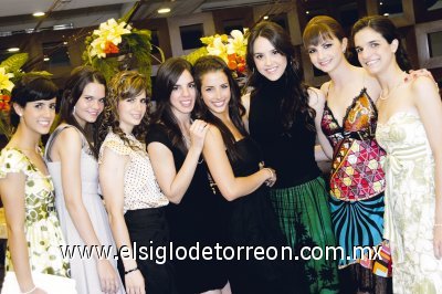 Las primas Cristy Belausteguigoitia, Alejandra, Nadia, Cristina, Janet y Paulina Giacomán, Tania y Mariana Yacaman.