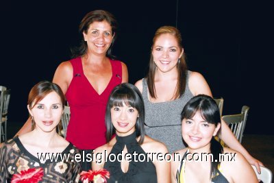 Silvia de Kermedy, Esther Kermedy, Melina Reyes, Karla Wong y Alma Ugalde.