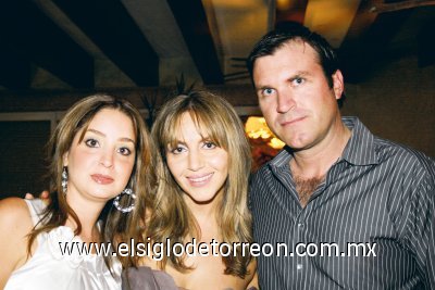 Andrea Valencia de Solana, Scarlett Abularach de Franco y Emilio Solana.