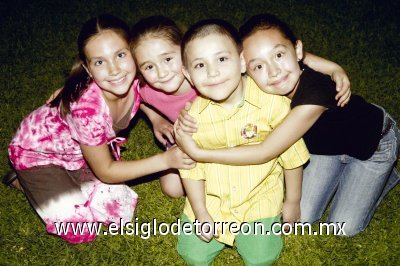 Ricardo Guerrero Corral junto a sus primas Valeria Ollivier, Paulina y Luisa Fernanda González.