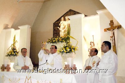 Aniversario Sacerdotal
R.P. Arturo Macías Pedroza celebrando una misa de aniversario por sus 24 años de ordenamiento sacerdotal.