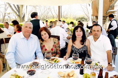 Alejandro Safa y Sra., Lety Canedo de Natera y Roberto Natera.