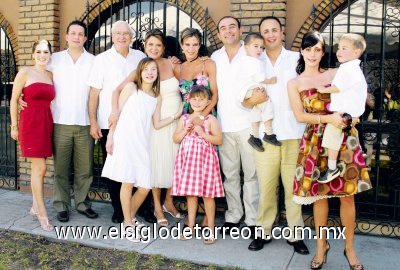 Los novios acompañados por Susana y Héctor Villanueva, Juan Colier y Carla Bonilla, Antonio y Paty Bonilla, Andrea, Jimena, Juan Carlos y Andrés.