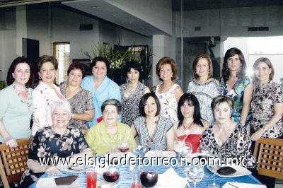 La festejada junto a sus amigas del grupo de los aquaerobics Violeta, Ana, Carmen, Dulce, Lulú, Lucy, Mónica, Ceci, Ángeles, Sara, Coquis y Marcela.