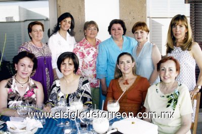 Covandonga del Moral de Ávila, Velia Jaidar de Martínez, Lizy Dingler de Papadópulos, Goga Dingler, Susana Dingler, Carmen San Miguel de Bujdud, Lola de Silveyra, Mítrala Aguiñaga y Liz Luján de Bello junto a la festejada.