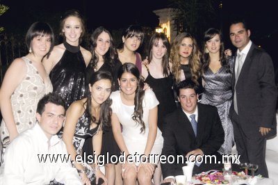 Poncho, Andrea, Cristina, Sofía, María Renée, Gisela, Gaby, Susy, Mayosa, Efraín, Daniel y Enrique.