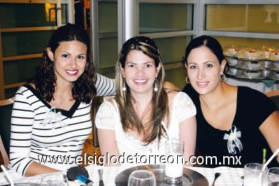 Bonglly Marban, Melissa Maurer y Claudia Carrasco.