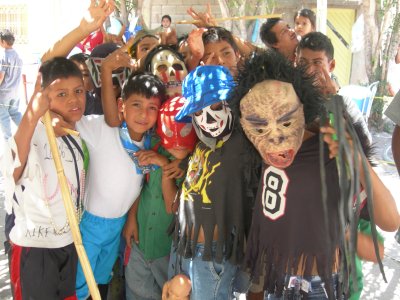 Muchos utilizan máscaras y disfraces para espantar a algunas de las personas mientras la danza baila frente al altar.