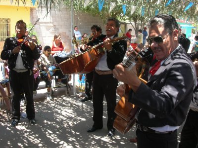 Música de todo tipo se puede escuchar durante la mañana y por toda la noche.