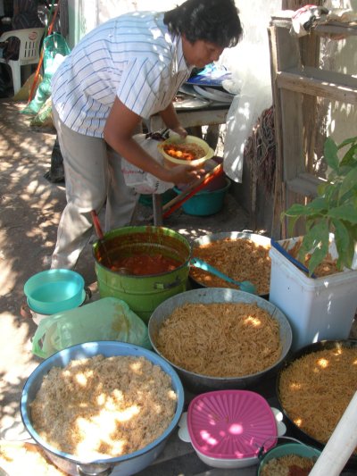 Entre todas las mujeres de la familia  preparan 150 kilos de sopa y 150 kilos de carne para el tradicional asado.