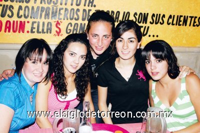 ¡Y llegó la noche!
Gisela Muñoz, Mariana Ramírez, Nataly Z, Cris Borbolla y Andrea Arias.