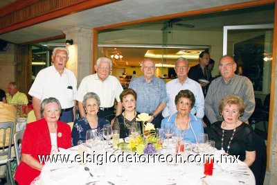 Aristeo y Conchita Cantú, Francisco y Martha Ledesma, Antonio y Cristy Yarza, Sergio y Bertha Berlanga, Mario y Aída Villarreal.