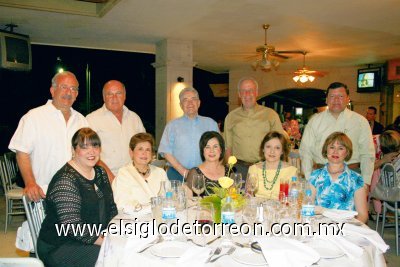 Sembradores de Torreón festejan a las madres
Alejandro Gidi y Marilú de Gidi, Javier Pérez Aguilera y Martha Amarante de Pérez, Jesús Campos y Alma Rosa de Campos, Eduardo Herrera y Tere de Herrera, Arturo Rivera y Margarita de Rivera.