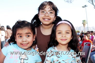 04052008
Ana Paola, Mariana Chávez Rodríguez y Danna Sofía Rodríguez Barajas, festejaron el Día del Niño.