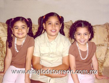 04052008
Andrea, Allison y Daniela Portillo López en pasado festejo organizado por sus papás con motivo del Día del Niño.