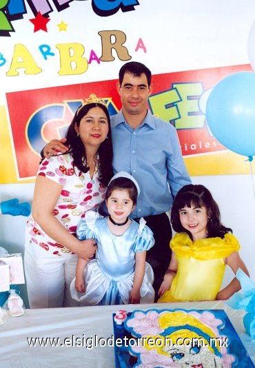 04052008
Bárbara Lucía Acosta Sánchez cumplió tres años y fue festejada por sus papás José Alberto Acosta y Blanca Sánchez de Acosta y su hermanita Liliana.