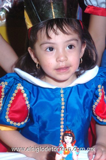 04052008
Blanquita, feliz en su piñata.