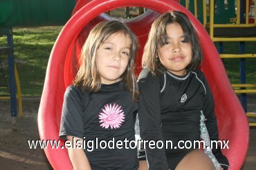 04052008
Cynthia Daniela y Frida Martínez Acuña, en un festejo del Día del Niño.