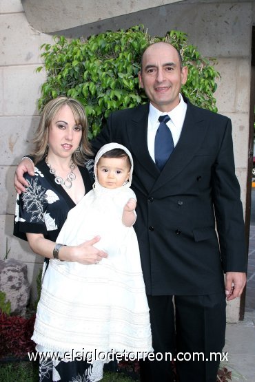 04052008
El pequeño Daniel junto a sus padres Cristina Saracho de Batarse y Francisco Batarse Dieck