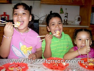 04052008
Érika Martínez Casio, Alan Limas Casio y Karen Martínez Casio, compartieron la receta para realizar un delicioso sushi para niños.