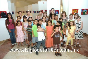 04052008
Maestra Ana Villar acompañada de sus alumnos en una exposición en el Teatro Nazas el pasado 28 de abril.